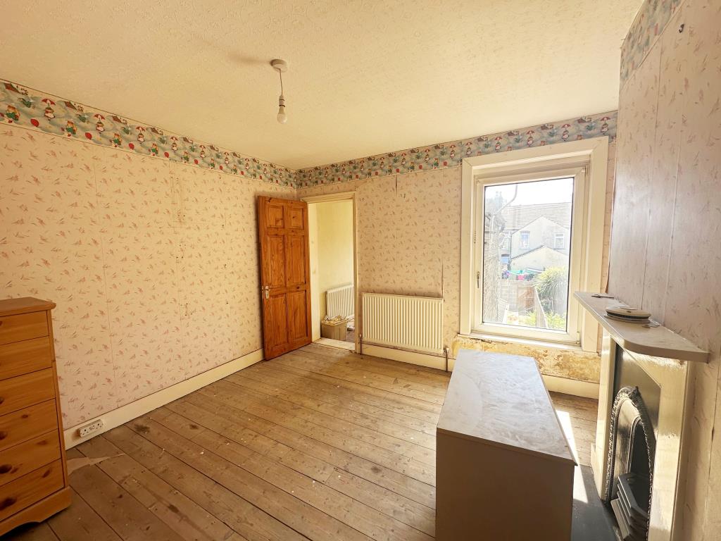 Lot: 162 - TERRACE HOUSE FOR REFURBISHMENT - Bedroom two